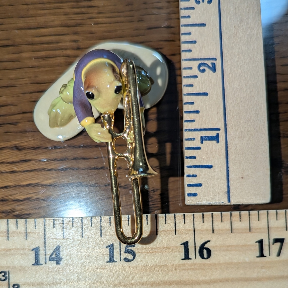 Decorative, Tiny Frog Figures with Purple Shirts and Goldtone Instruments - Picture 4 of 6